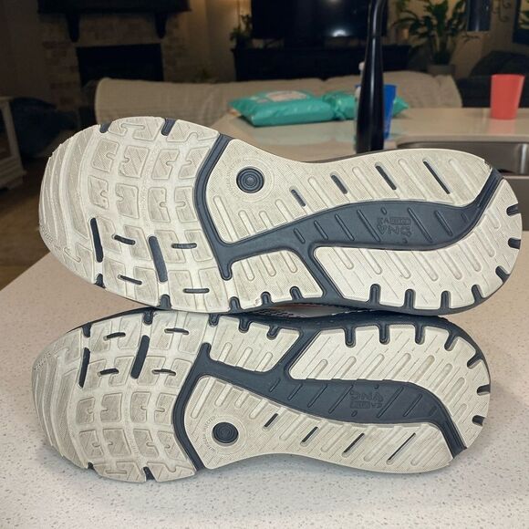 Brooks Beast GTS 23 Men’s 11.5 D Gray Orange Excellent Used Condition - Picture 9 of 15